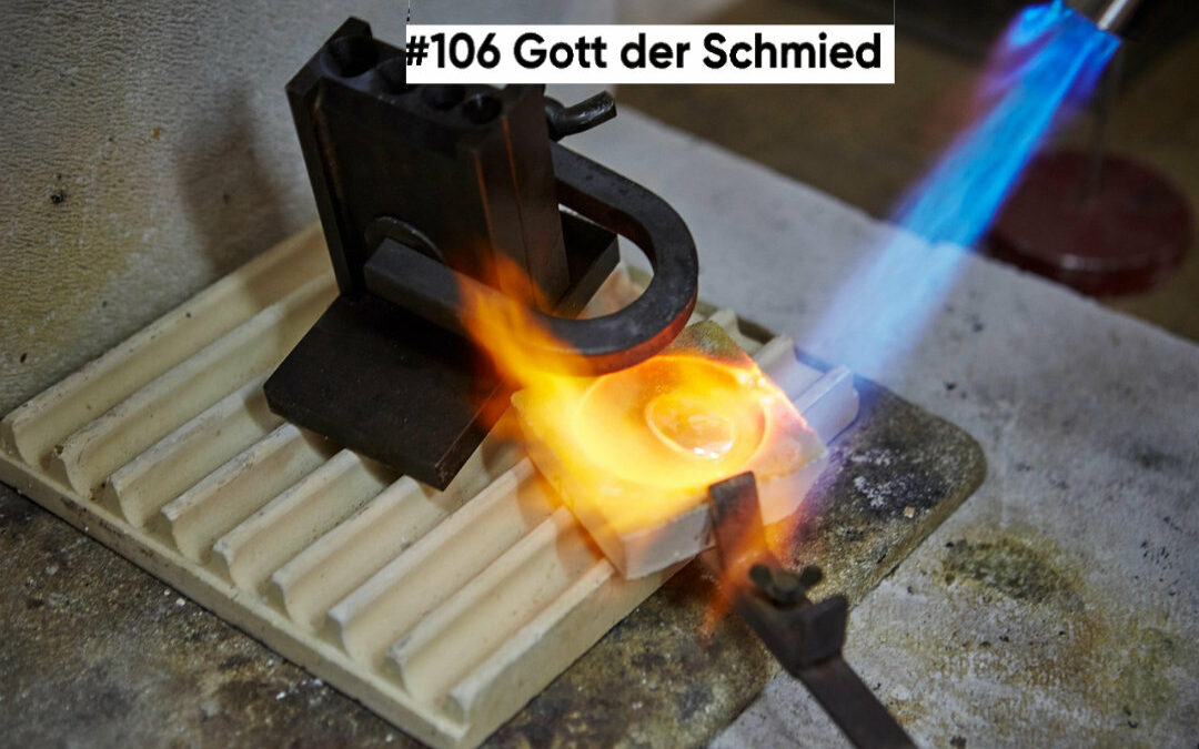 Ein Goldschmied schmilzt ein Stück Gold im Feuer.